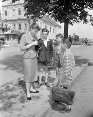 Magyarország, Zalaegerszeg, Nagytemplom (Mária Magdolna templom). Földi Teri színművésznő., 1960, Kotnyek Antal, híres ember, utcakép, életkép, gyerekek, aktatáska, fiúk, autogram, Fortepan #18184