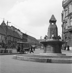 Magyarország, Pécs, Széchenyi tér, Zsolnay-kút., 1954, Kotnyek Antal, forgalom, utcakép, életkép, villamos, Fortepan #18186