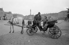 Magyarország, Baja, Szentháromság (Béke) tér. A konflis két utasa a Bicskei Károly - Fogarassy Mária színészházaspár., 1960, Kotnyek Antal, híres ember, hintó, csoportkép, férfiak, utcakép, fogat, nő, konflis, Fortepan #18205