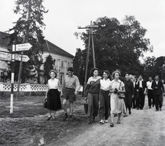 Magyarország, Nagyberki, Vigyázó-kastély., 1957, Kotnyek Antal, fiatalság, útjelző tábla, Fortepan #18227