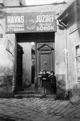 Magyarország, Tabán, Budapest I., Hadnagy utca 23. Havas József vendéglője., 1928, Saly Noémi, vendéglő, kapu, sör, gyerekek, gyerek, kerékvető, Budapest, Fortepan #18258