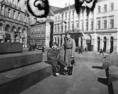 Ukrajna, Lviv, Adam Mickiewicz tér. Bal szélen Adam Mickiewicz lengyel költő emlékművének talapzata látszik. Saly Géza (ülve) és Fábry Pál haditudósítók., 1942, Saly Noémi, keleti front, második világháború, fényképezőgép, fodrászat, katona, haditudósító, Fortepan #18279