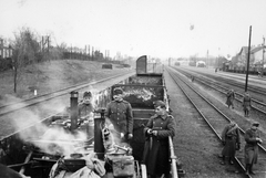 Magyarország, Budapest XV.,Budapest IV., Rákospalota - Újpest vasútállomás., 1942, Saly Noémi, vasút, honvéd, étkezés, második világháború, gulyáságyú, Budapest, Fortepan #18295