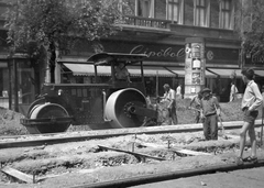 Magyarország, Budapest VII., Erzsébet (Lenin) körút 18., 1961, Jankovszky György, plakát, cégtábla, utcakép, hirdetőoszlop, munkás, útépítés, úthenger, Budapest, Fortepan #18306