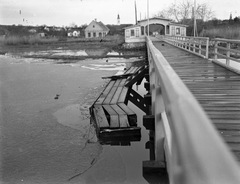 Magyarország, Balatonkenese, kikötő, a jégzajlás által megrongált móló. Szemben a református templom tornya látszik. A felvétel 1938. január 29-én készült. Leltári jelzet: MMKM TEMGY 2019.1.1. 0425, 1938, Magyar Műszaki és Közlekedési Múzeum / BAHART Archívum, Fortepan #183270