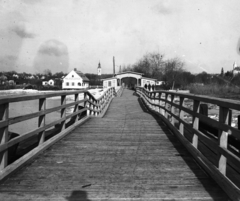 Magyarország, Balatonkenese, kikötő, a jégzajlás által megrongált móló. Szemben a református templom, jobbra a katolikus templom tornya látszik. A felvétel 1941. február 21-én készült. Leltári jelzet: MMKM TEMGY 2019.1.1. 0426, 1941, Magyar Műszaki és Közlekedési Múzeum / BAHART Archívum, Fortepan #183271