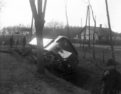 Magyarország,Balaton, Siófok, a Fő utca a Bethlen Gábor utcai vasúti átjárónál. A kikötőfelügyelőség árokba borult tehergépkocsija. Leltári jelzet: MMKM TEMGY 2019.1.1. 0109, 1929, Magyar Műszaki és Közlekedési Múzeum / BAHART Archívum, teherautó, baleset, árok, Fortepan #183276