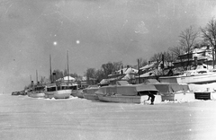 Magyarország,Balaton, Siófok, telelő hajók a befagyott öbölben. Leltári jelzet: MMKM TEMGY 2019.1.1. 0015, 1930, Magyar Műszaki és Közlekedési Múzeum / BAHART Archívum, Fortepan #183290