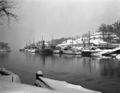 Magyarország, »Hajókikötő télen 1930 után. A fekete hajó a KISFALUDY (1909) gőzös« Leltári jelzet: MMKM TEMGY 2019.1.1. 0022, 1932, Magyar Műszaki és Közlekedési Múzeum / BAHART Archívum, Fortepan #183293