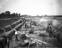 Leltári jelzet: MMKM TEMGY 2019.1.1. 0464, 1900, Magyar Műszaki és Közlekedési Múzeum / BAHART Archívum, construction, wheelbarrow, construction worker, spade, canal, Fortepan #183324