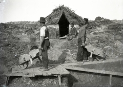 Magyarország, »Talicskázó kubikosok a Sió csatorna építésénél, 1892-1893.« Leltári jelzet: MMKM TEMGY 2019.1.1. 0824, 1900, Magyar Műszaki és Közlekedési Múzeum / BAHART Archívum, talicska, kubikos, Fortepan #183365