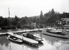 Magyarország, Balatonföldvár, »Balatonföldvári "Kvassay Jenő" emlékmű avatása. Előtérben: Bölömbika, Nautica, Gr. Klebelsberg Kunó és a folyamőrség Lily motorosa, 1929.« Leltári jelzet: MMKM TEMGY 2019.1.1. 0834, 1929, Magyar Műszaki és Közlekedési Múzeum / BAHART Archívum, Fortepan #183373