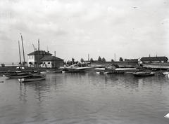 Hungary,Lake Balaton, Siófok, »Siófoki sólyatér parton uszályokkal, part mellett hidroplánokkal. Vízilevente telep épülete 1930 körül« Leltári jelzet: MMKM TEMGY 2019.1.1. 0842, 1924, Magyar Műszaki és Közlekedési Múzeum / BAHART Archívum, hydroplane, airplane, Fortepan #183382