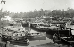 Magyarország,Balaton, Siófok, »Hajókikötő és halászati öböl hajókkal, uszályokkal, halászbárkákkal Siófokon az 1913 utáni években« Leltári jelzet: MMKM TEMGY 2019.1.1. 0852, 1908, Magyar Műszaki és Közlekedési Múzeum / BAHART Archívum, kikötő, csónak, Fortepan #183388