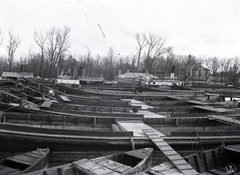 Magyarország,Balaton, Siófok, »Hajókikötő és halászati öböl uszályokkal és a KELÉN (1891), BAROSS (1889) gőzhajókkal, Siófokon« Leltári jelzet: MMKM TEMGY 2019.1.1. 0854, 1902, Magyar Műszaki és Közlekedési Múzeum / BAHART Archívum, kikötő, gőzhajó, uszály, hajó, palló, Kelén hajó, Baross gőzhajó, öböl, Fortepan #183389