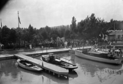 Magyarország, Balatonföldvár, »Balatonföldvári "Kvassay Jenő" emlékmű avatása, 1929. Motorkikötőn állnak: Bölömbika, Nautica, Gr. Klebensberg Kunó és Lily motorhajók« Leltári jelzet: MMKM TEMGY 2019.1.1. 0738, 1929, Magyar Műszaki és Közlekedési Múzeum / BAHART Archívum, Fortepan #183407