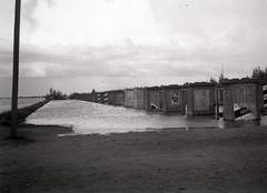 Magyarország, Balatonföldvár, »Balatonföldvár, vízben álló strandkabinok« Leltári jelzet: MMKM TEMGY 2019.1.1. 0897, 1924, Magyar Műszaki és Közlekedési Múzeum / BAHART Archívum, Fortepan #183415