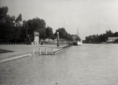 Magyarország,Balaton, Siófok, »Siófoki személyhajókikötő 1935 körül, előtérben a SZIGLIGET (1927) személyszállító gőzhajó« Leltári jelzet: MMKM TEMGY 2019.1.1. 0940, 1935, Magyar Műszaki és Közlekedési Múzeum / BAHART Archívum, Fortepan #183430