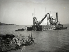 Magyarország,Balaton, Badacsonytomaj, Balaton (1909) kotróhajó badacsonytomaji öbölnél. Háttérben a Szent Iván-kápolna látszik Ábrahámhegyen. Leltári jelzet: MMKM TEMGY 2019.1.1. 0744, 1927, Magyar Műszaki és Közlekedési Múzeum / BAHART Archívum, Fortepan #183432