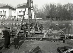 Magyarország,Balaton, Siófok, »Cölöpözés a siófoki kikötőben a Kikötőfelügyelőség telepi és szolgálati lakásainál, 1920 körül« Leltári jelzet: MMKM TEMGY 2019.1.1. 0942, 1920, Magyar Műszaki és Közlekedési Múzeum / BAHART Archívum, Fortepan #183433