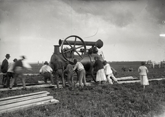 Magyarország, »Lokomobil szállítása szivattyúzási célra a Sió szabályozásához, 1892.« Leltári jelzet: MMKM TEMGY 2019.1.1. 0750, 1900, Magyar Műszaki és Közlekedési Múzeum / BAHART Archívum, munkás, munkagép, gőzgép, lokomobil, betolás, bemozdulás, Fortepan #183452