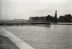 Magyarország, Balatonföldvár, »Balatonföldvári kikötőben a cölöpverő hajó 1930 körül, a facölöpös hajókikötőhíddal« Leltári jelzet: MMKM TEMGY 2019.1.1. 1023, 1930, Magyar Műszaki és Közlekedési Múzeum / BAHART Archívum, Fortepan #183460