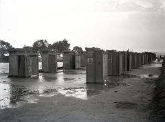 Magyarország, Balatonföldvár, »Balatonföldvári strandkabinok vízben (magas vízállás)« Leltári jelzet: MMKM TEMGY 2019.1.1. 1030, 1930, Magyar Műszaki és Közlekedési Múzeum / BAHART Archívum, öltözőkabin, Fortepan #183461