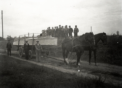 Hungary,Lake Balaton, Siófok, »A Sió mentén szállított SCILLA motorcsónak átszállítása a Balatonra. A parton fenn állnak: 1. ismeretlen 2. Vasalik József hv. 3. Szabó János matróz 4. Nagy György gépkezelő 5. Gulyás László motor (?) 6. Papácsi (?) Pál gépész 7. Zsirai József gépész 8. Kájerléber Jenő gépész 9. Pusztai József asztalos 10. Dormán Lajos fűtő. Fent állnak: Guth János matróz, Farkas István hajóács, Varga József lóhajtó.« Leltári jelzet: MMKM TEMGY 2019.1.1. 1051, 1933, Magyar Műszaki és Közlekedési Múzeum / BAHART Archívum, Fortepan #183468