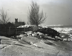 Magyarország, Balatonvilágos, Balatonaliga (ekkor Balatonfőkajárhoz tartozott), jégtorlódás a Balaton-partján, háttérben a Kolozsvári-villa. Leltári jelzet: MMKM TEMGY 2019.1.1. 1064, 1930, Magyar Műszaki és Közlekedési Múzeum / BAHART Archívum, Fortepan #183472