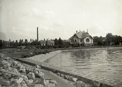 Magyarország, Balatonföldvár, villa a Balaton-partján, a mai Rákóczi Ferenc utcánál. Leltári jelzet: MMKM TEMGY 2019.1.1. 1075, 1908, Magyar Műszaki és Közlekedési Múzeum / BAHART Archívum, vízpart, villa, gyárkémény, Fortepan #183475