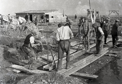 Magyarország, Balatonfüred, »Vasgerenda lehelyezés a belső horgonygerendák mellé Balatonfüreden a kikötősziget építésénél, 1937.« Leltári jelzet: MMKM TEMGY 2019.1.1. 1092, 1937, Magyar Műszaki és Közlekedési Múzeum / BAHART Archívum, Fortepan #183484