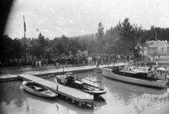 Magyarország, Balatonföldvár, »Balatonföldvári "Kvassay Jenő" emlékmű avatása. Előtérben: Bölömbika, Nautica, Gr. Klebelsberg Kunó és a folyamőrség Lily motorosa, 1929.« Leltári jelzet: MMKM TEMGY 2019.1.1. 1155, 1929, Magyar Műszaki és Közlekedési Múzeum / BAHART Archívum, Fortepan #183512