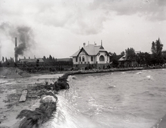 Magyarország, Balatonföldvár, villa a vízparton (Pihenő-villa ill. Weimess-villa majd Böhm-villa), mely a mai Rákóczi Ferenc utca 1. szám alatt állt. Leltári jelzet: MMKM TEMGY 2019.1.1. 0271, 1908, Magyar Műszaki és Közlekedési Múzeum / BAHART Archívum, vízpart, füst, villa, hullámzás, Fortepan #183614