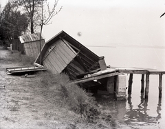 Magyarország, Balatonszemes, jégtorlódás által feldöntött fürdőkabinok. Leltári jelzet: MMKM TEMGY 2019.1.1. 0240, 1916, Magyar Műszaki és Közlekedési Múzeum / BAHART Archívum, Fortepan #183629