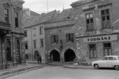 Magyarország, Sopron, Kolostor utca torkolata a Templom utca felől nézve, szemben az árkádos Kolostor utca 15., 1965, Breuer Pál, Fortepan #183716