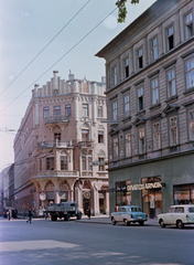 Magyarország, Budapest VI.,Budapest VII., Nagymező utca a Csányi utca - Király utca sarkán álló Pekáry-ház felé nézve., 1964, Breuer Pál, színes, Budapest, Fortepan #183721