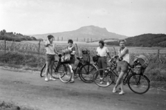 Magyarország,Balaton, Szigliget, Kossuth Lajos utca, háttérben a Szent György-hegy., 1962, Divéky István, kerékpár, kirándulás, állás keresztbevetett lábakkal, turistafelszerelés, Fortepan #183746