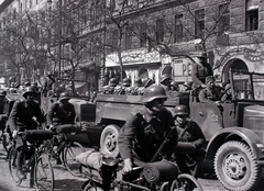 Magyarország, Budapest IX., Ferenc körút, jobbra a háttérben a 10-es számú ház., 1941, Divéky István, kerékpár, Rába 38M Botond, Általános Honvédségi Gépjármű Embléma, Budapest, kerékpáros alakulat, Fortepan #183793