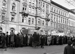 Magyarország, Budapest IX., Ferenc körút, a háttérben középen a 26. és 28. számú ház., 1941, Divéky István, tömeg, hadsereg, Budapest, bámészkodás, széken állni, Fortepan #183794