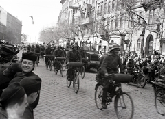 Magyarország, Budapest IX., Ferenc körút a Boráros tér felé nézve., 1941, Divéky István, kerékpár, katona, Rába 38M Botond, kerékpáros alakulat, felvonulás, Budapest, Fortepan #183796