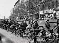 Magyarország, Budapest IX., Ferenc körút a Boráros tér felé nézve., 1941, Divéky István, kerékpár, Rába 38M Botond, kerékpáros alakulat, Budapest, Fortepan #183797