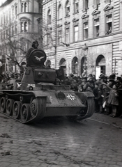 Magyarország, Budapest IX., Ferenc körút, háttérben a Tompa utca torkolata., 1941, Divéky István, harckocsi, Wehrmacht, gesztus, 38M/42M Toldi, Budapest, nácizmus, Fortepan #183803