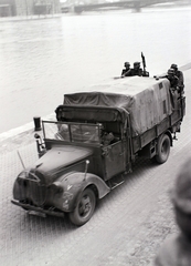 Magyarország, Budapest XI., budai alsó rakpart a Műegyetem rakpart alatt, háttérben a Petőfi (Horthy Miklós) híd, német katonai csapatok átvonulása., 1941, Divéky István, Ford-márka, német katona, Budapest, Fortepan #183806