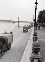 Magyarország, Budapest XI., budai alsó rakpart a Műegyetem rakpart alatt, háttérben a Petőfi (Horthy Miklós) híd, német katonai csapatok átvonulása., 1941, Divéky István, Budapest, teherautó, Ford-márka, Fortepan #183807