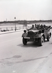 Magyarország, Budapest XI., budai alsó rakpart a Műegyetem rakpart alatt, háttérben a Petőfi (Horthy Miklós) híd, német katonai csapatok átvonulása., 1941, Divéky István, német gyártmány, teherautó, német katona, Budapest, Fortepan #183808