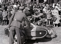 Magyarország, Budapest IX., Ferenc körút., 1941, Divéky István, BMW-márka, oldalkocsis motorkerékpár, bámészkodás, bőrkabát, Budapest, Fortepan #183811