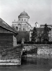 Magyarország, Esztergom, látkép a Dunáról. Előtérben az Erzsébet park és a Prímási Palota, háttérben fent a Bazilika., 1941, Divéky István, Fortepan #183816