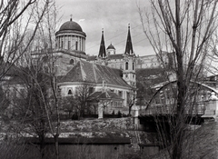 Magyarország, Esztergom, jobbra a Kolos híd (később a Kossuth híd épült fel a helyén), balra a Loyolai Szent Ignác-templom, fent a Bazilika., 1944, Divéky István, látkép, templom, alulnézet, székesegyház, Fortepan #183829