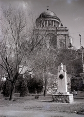 Magyarország, Esztergom, Erzsébet park, Sobieski-emlékmű (1933). Fent a Bazilika., 1944, Divéky István, emlékmű, park, székesegyház, Fortepan #183833