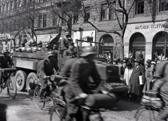 Magyarország, Budapest IX., Ferenc körút., 1941, Divéky István, bámészkodás, kerékpár, Rába 38M Botond, kerékpáros alakulat, Budapest, Fortepan #183837